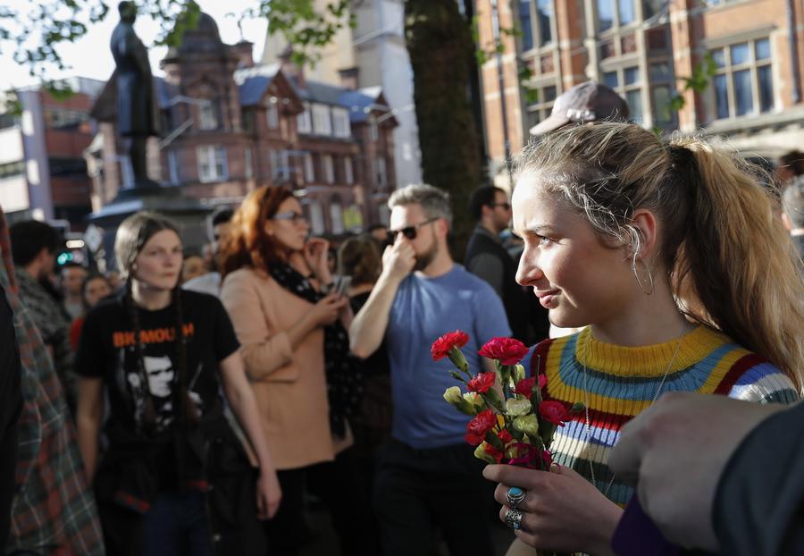 英国警方确认爆炸案嫌犯身份 民众献花悼念遇难者