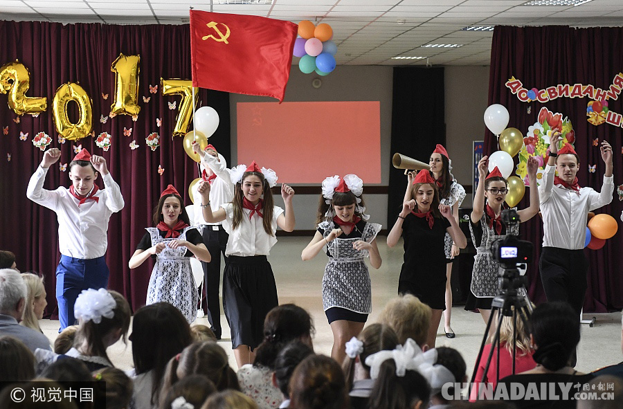 俄毕业生庆祝“最后的钟声” 集体盛装狂欢
