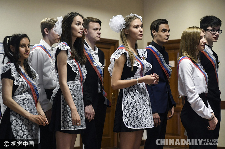 俄毕业生庆祝“最后的钟声” 集体盛装狂欢