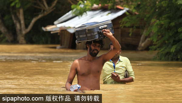 斯里兰卡遭遇罕见洪水 民众水中艰难生活