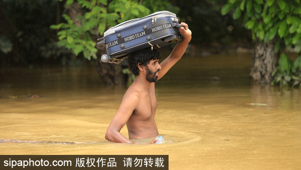 斯里兰卡遭遇罕见洪水 民众水中艰难生活