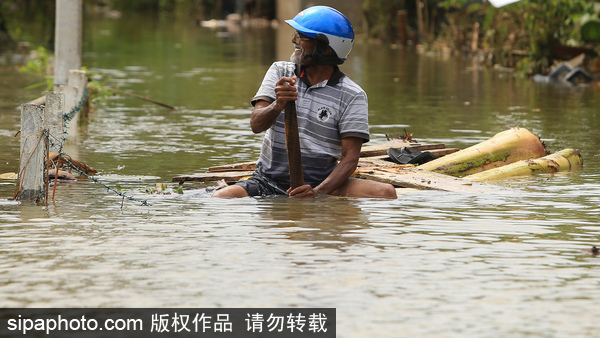 斯里兰卡遭遇罕见洪水 民众水中艰难生活