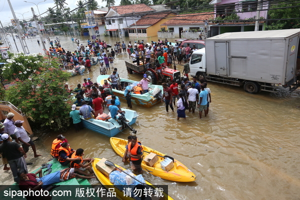 斯里兰卡遭遇罕见洪水 民众水中艰难生活