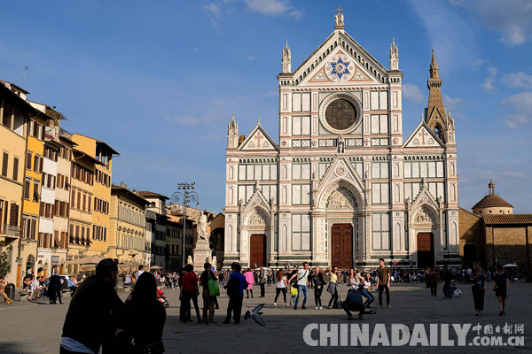 游客坐在教堂台阶上吃午餐不文明 佛罗伦萨市长想出这一招