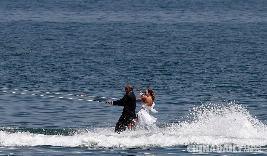 黎巴嫩新人举办滑水婚礼 场面浪漫又刺激