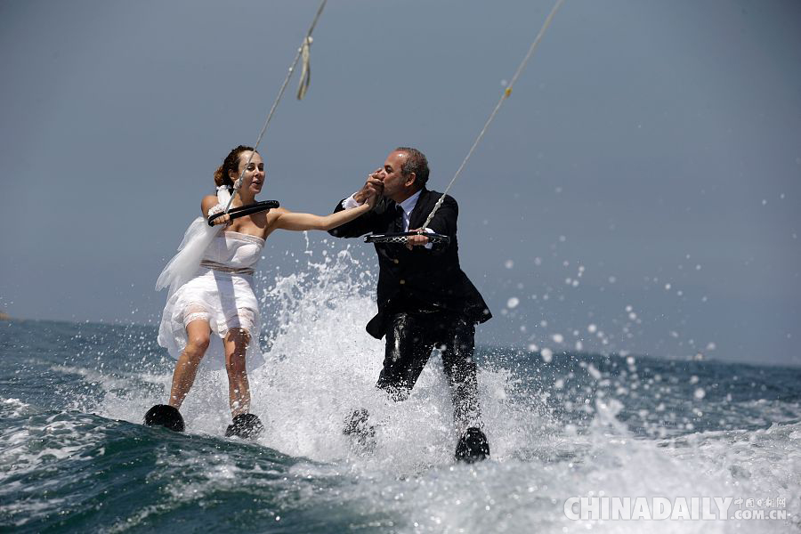 黎巴嫩新人举办滑水婚礼 场面浪漫又刺激