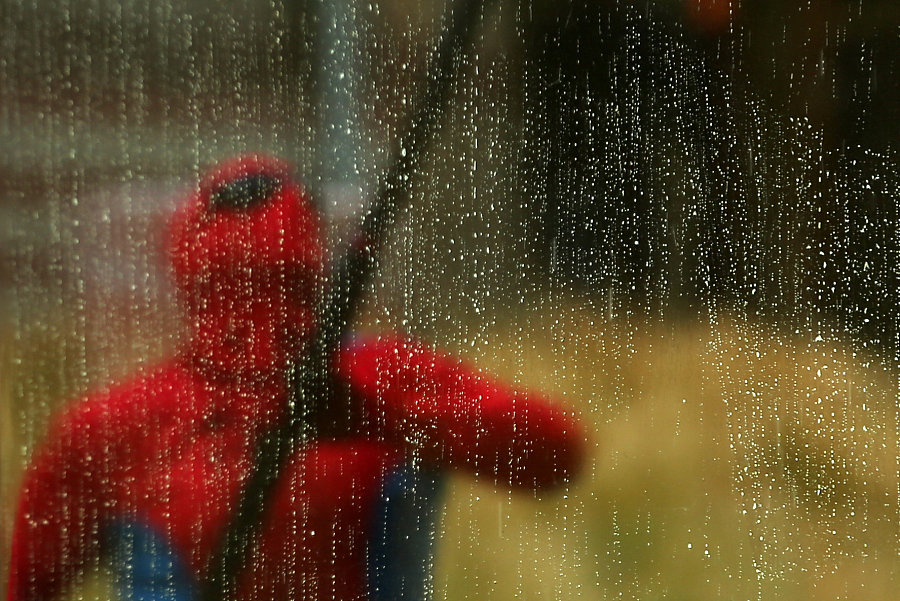 美国：清洁工变身“超级英雄”擦玻璃 逗乐患病儿童