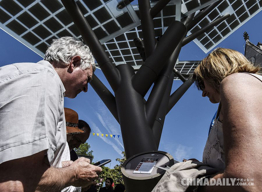 法国街头“种”下电子树 可转化太阳能为手机充电