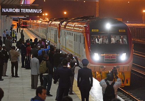 外媒记者试乘蒙内铁路列车：从大象长颈鹿身边狂奔而过