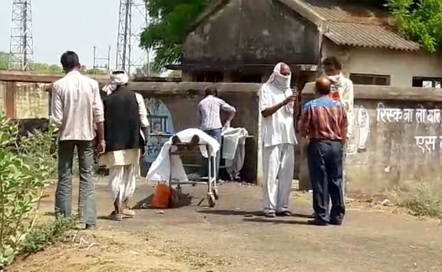 停尸房充满死牛臭气 印度一医院医生被迫在街头尸检(组图)
