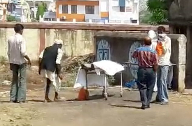 停尸房充满死牛臭气 印度一医院医生被迫在街头尸检(组图)