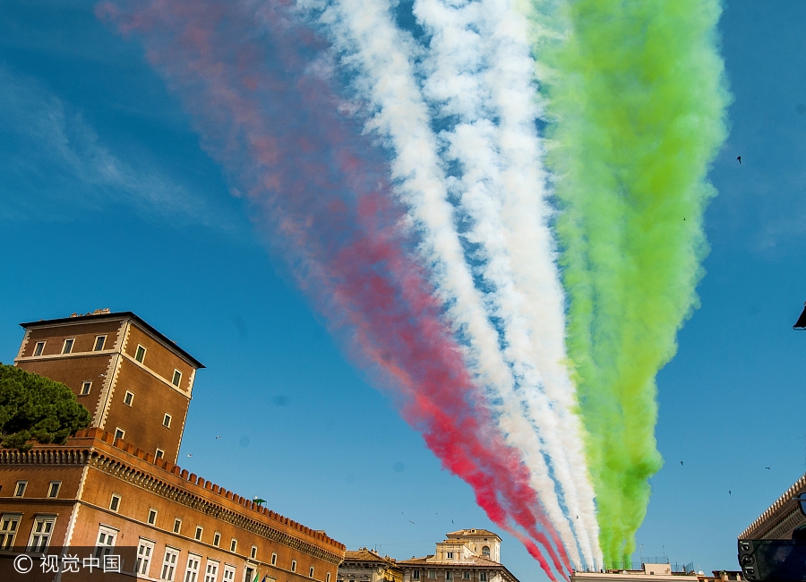 意大利阅兵庆建国71周年 “三色箭”飞行队翱翔罗马上空