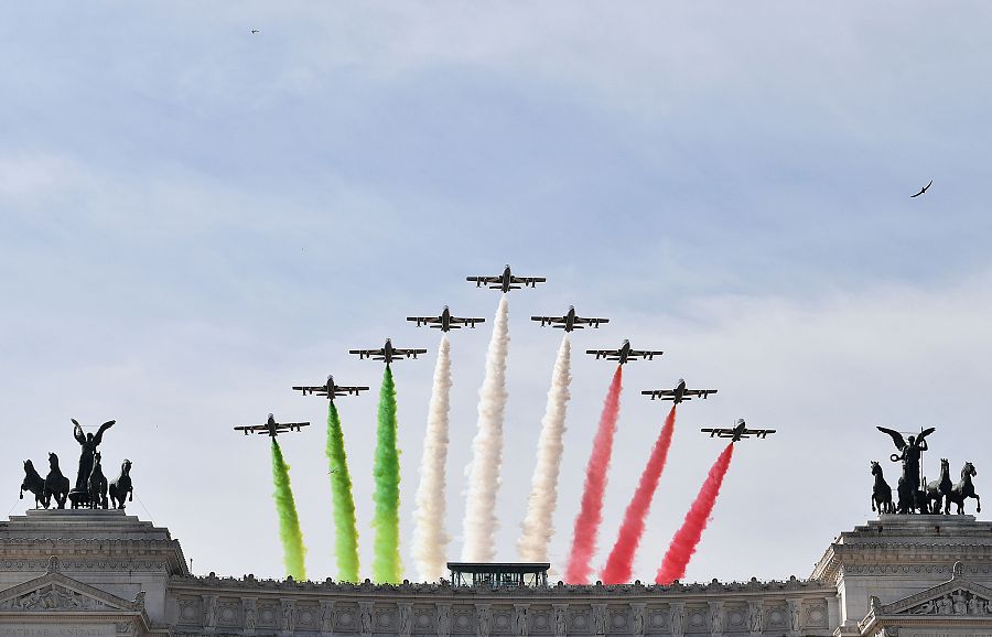 意大利阅兵庆建国71周年 “三色箭”飞行队翱翔罗马上空