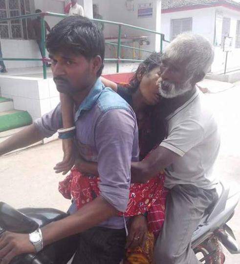 印度版《落叶归根》 老汉付不起救护车费被迫用摩托车送亡妻回家