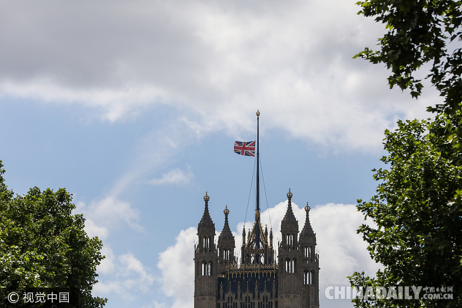 英国各地降半旗纪念伦敦恐怖袭击遇难者
