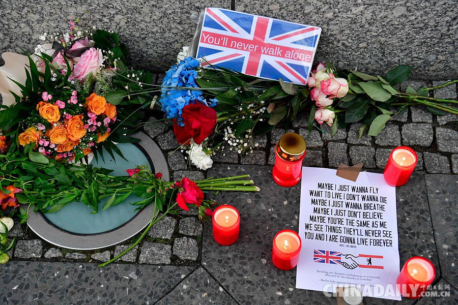 英国各地降半旗纪念伦敦恐怖袭击遇难者