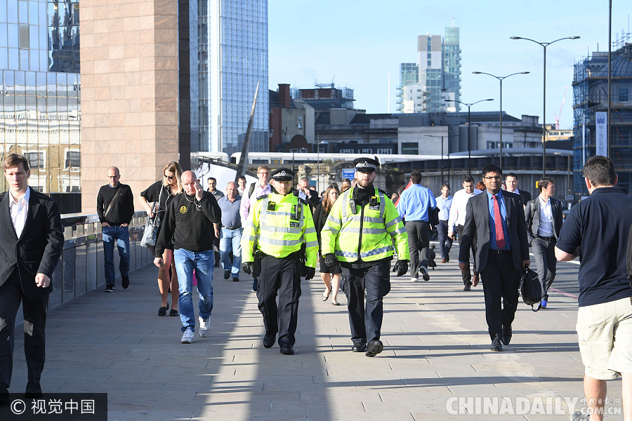 英国伦敦桥部分重开 警方加强安保