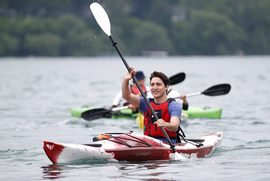 加拿大总理特鲁多划皮艇帅气十足 身体力行宣传环保