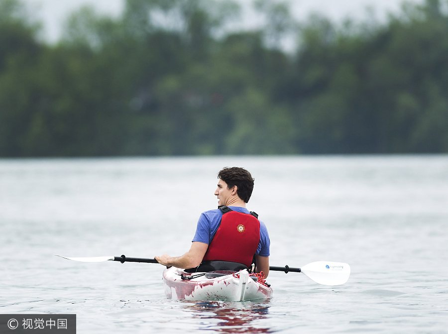 加拿大总理特鲁多划皮艇帅气十足 身体力行宣传环保