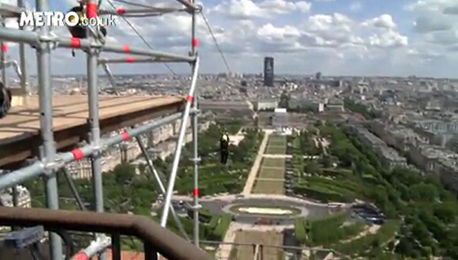 在埃菲尔铁塔上滑翔：这个新玩儿法有点酷