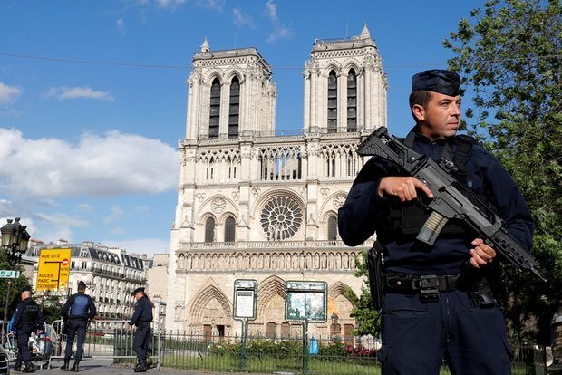 巴黎圣母院外发生袭警事件 嫌犯高喊：为了叙利亚