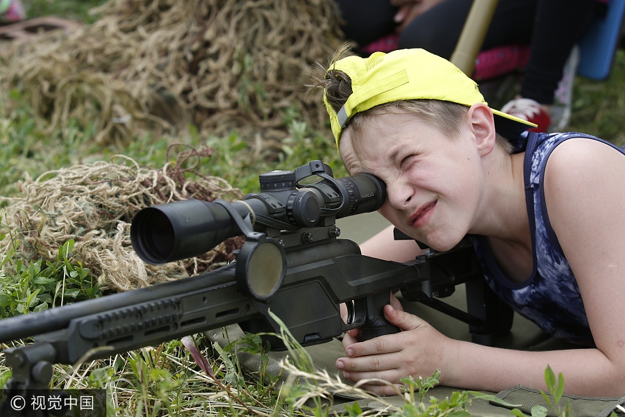 战斗民族萌娃不简单 参加儿童夏令营持枪射击有模有样