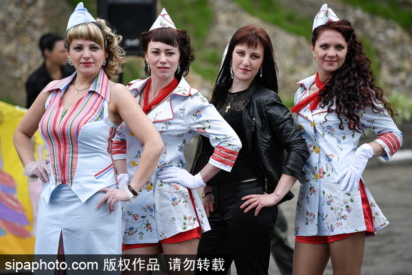 不输超模！俄罗斯监狱举行女子时装秀