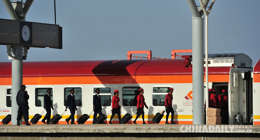 中国速度！肯尼亚旅客体验蒙内铁路