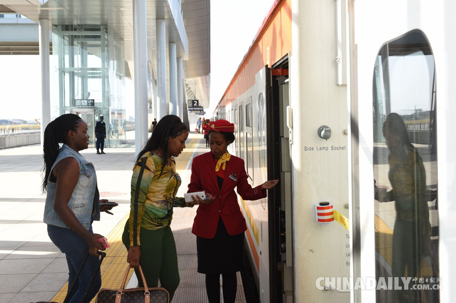 中国速度！肯尼亚旅客体验蒙内铁路