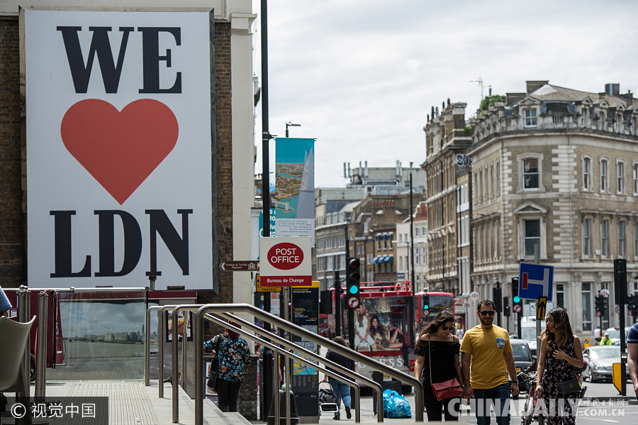 英国民众持续献花悼念伦敦恐袭遇难者