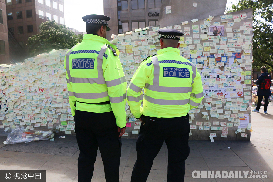英国民众持续献花悼念伦敦恐袭遇难者