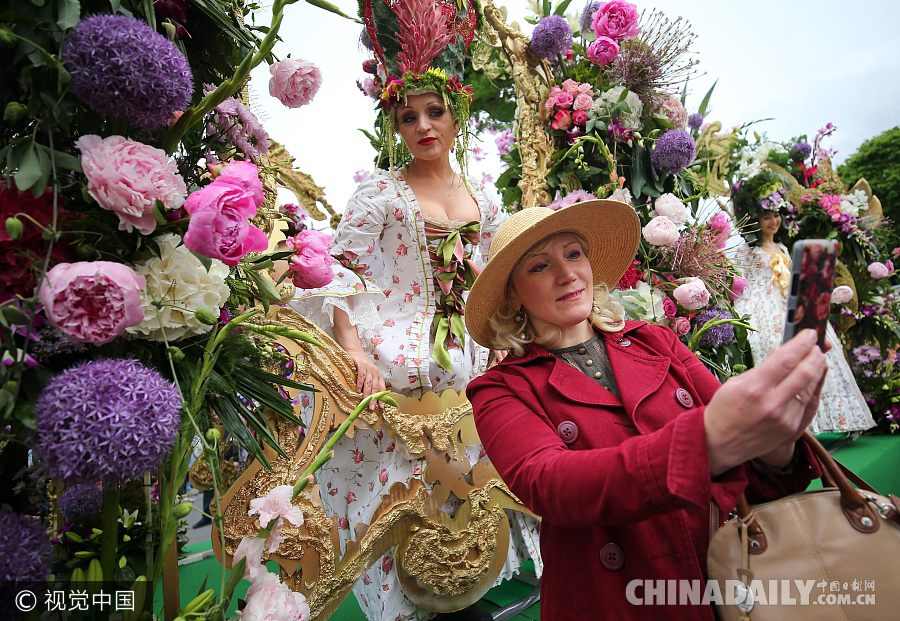 圣彼得堡民众化身“花仙子” 庆祝“俄罗斯日”