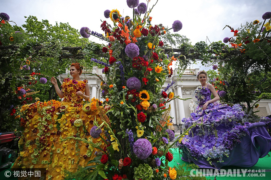 圣彼得堡民众化身“花仙子” 庆祝“俄罗斯日”