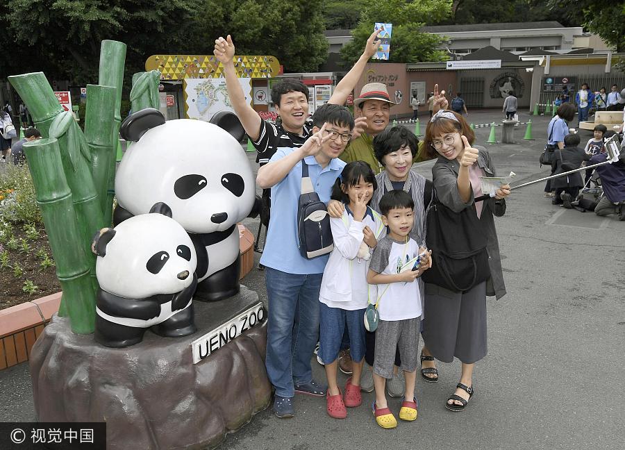 日本民众放飞气球 庆祝旅日大熊猫产崽