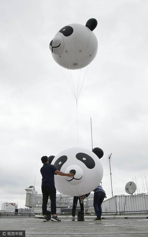 日本民众放飞气球 庆祝旅日大熊猫产崽