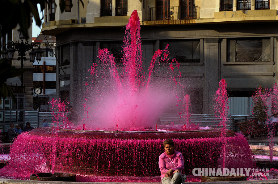 西班牙喷泉喷“血水”纪念世界献血者日