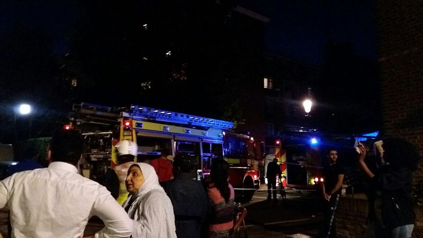 熊熊大火吞噬伦敦一27层高楼 整栋建筑几乎被烧光