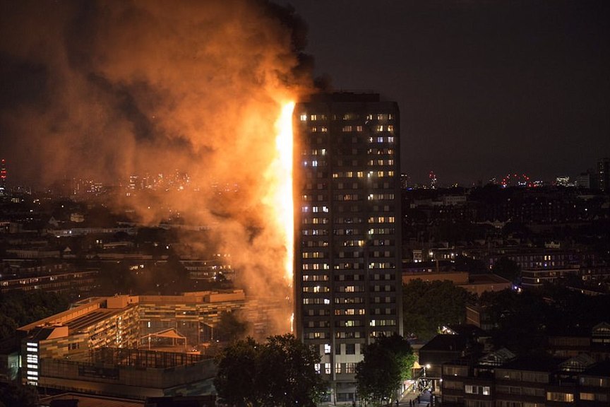 熊熊大火吞噬伦敦一27层高楼 整栋建筑几乎被烧光