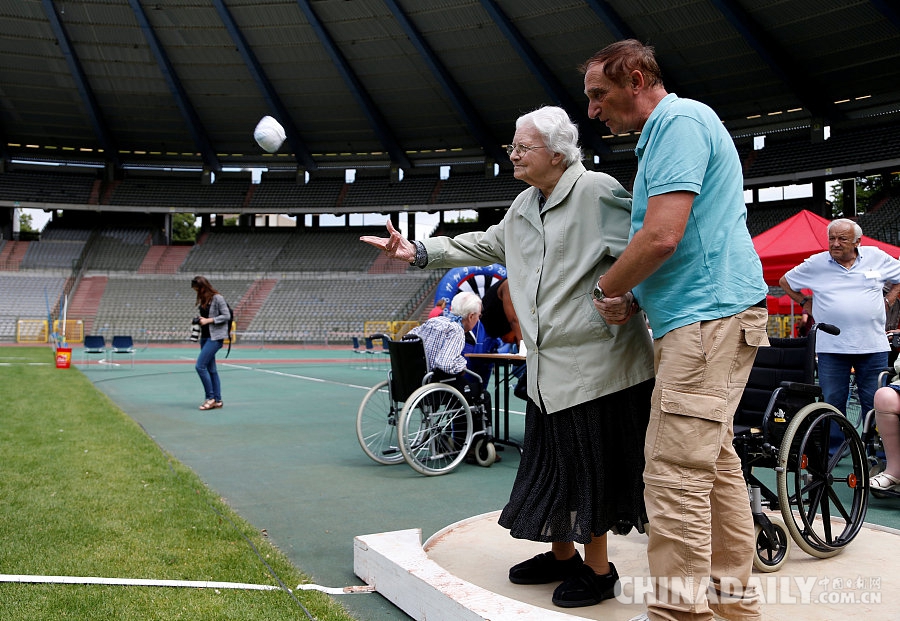 布鲁塞尔举办“老年奥运会” 爷爷奶奶推着轮椅“跑”接力