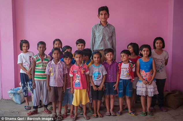 印度8岁男孩身高接近2米：我还想长得更高