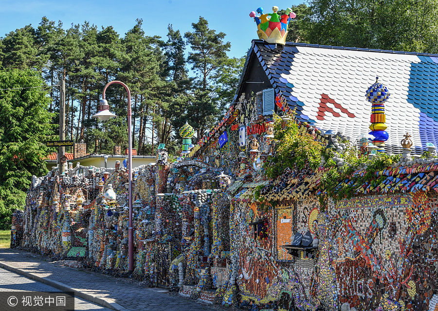 德国艺术家建超美“童话城堡” 数千块彩色石头扮靓墙壁