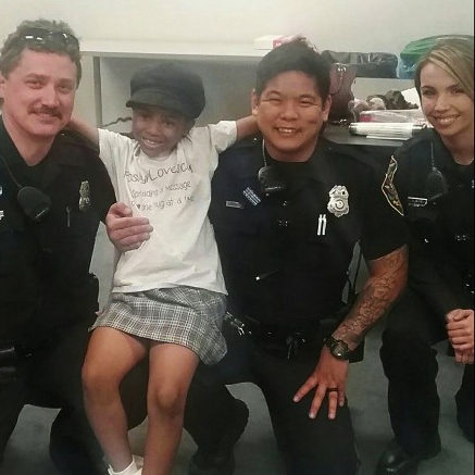 美国7岁女孩踏上拥抱全美警察之旅：他们需要我的支持