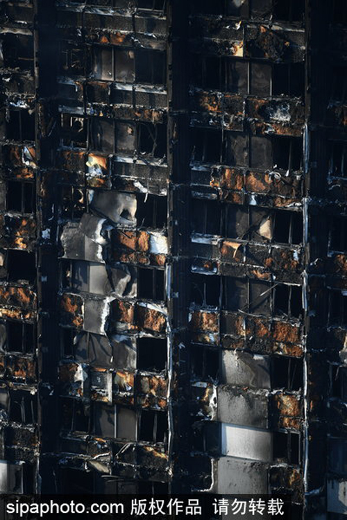 伦敦大火死亡人数升至17人 公寓楼焦黑一片触目惊心