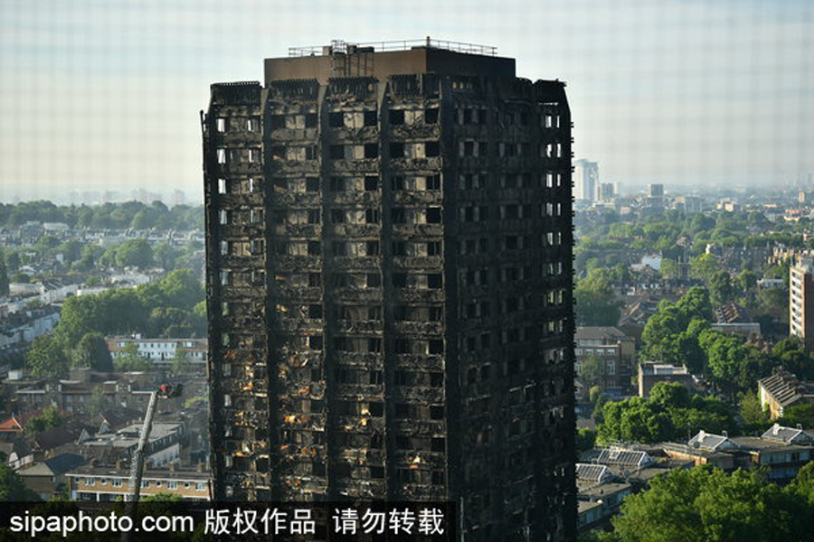 伦敦大火死亡人数升至17人 公寓楼焦黑一片触目惊心