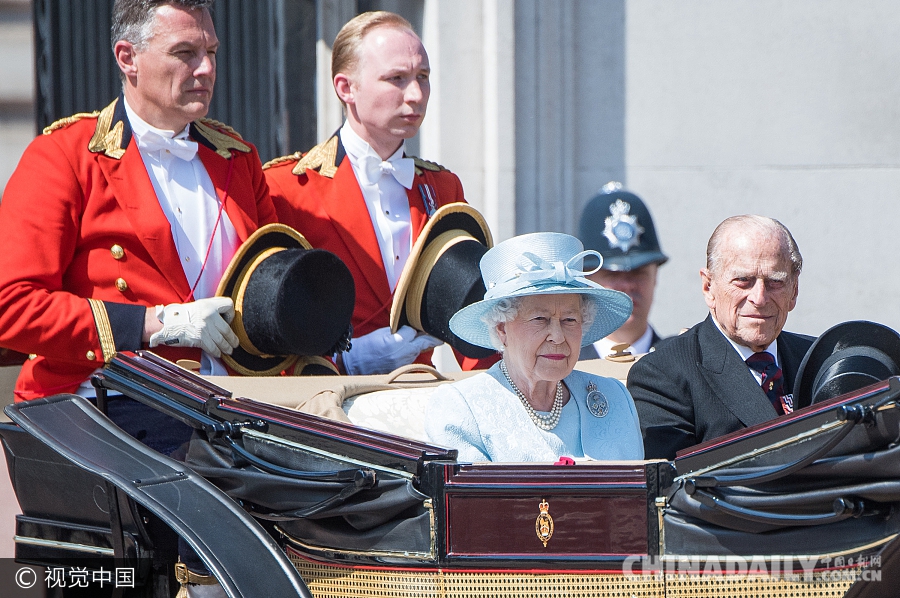 英国举行皇家阅兵仪式 庆祝女王91岁官方生日