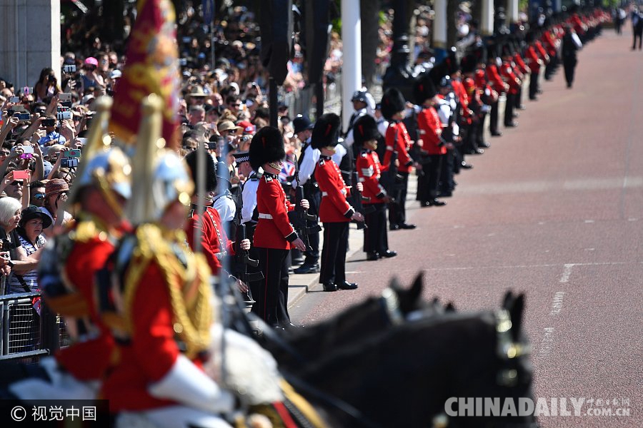 英国举行皇家阅兵仪式 庆祝女王91岁官方生日