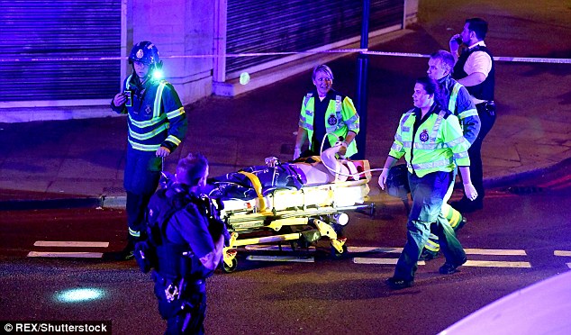 伦敦一货车穆斯林福利院外冲撞人群 1人死亡10人受伤