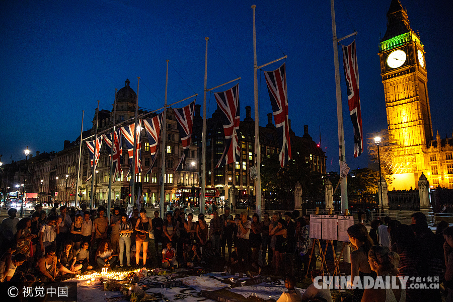 英国民众举行烛光守夜 悼念伦敦公寓大火遇难者