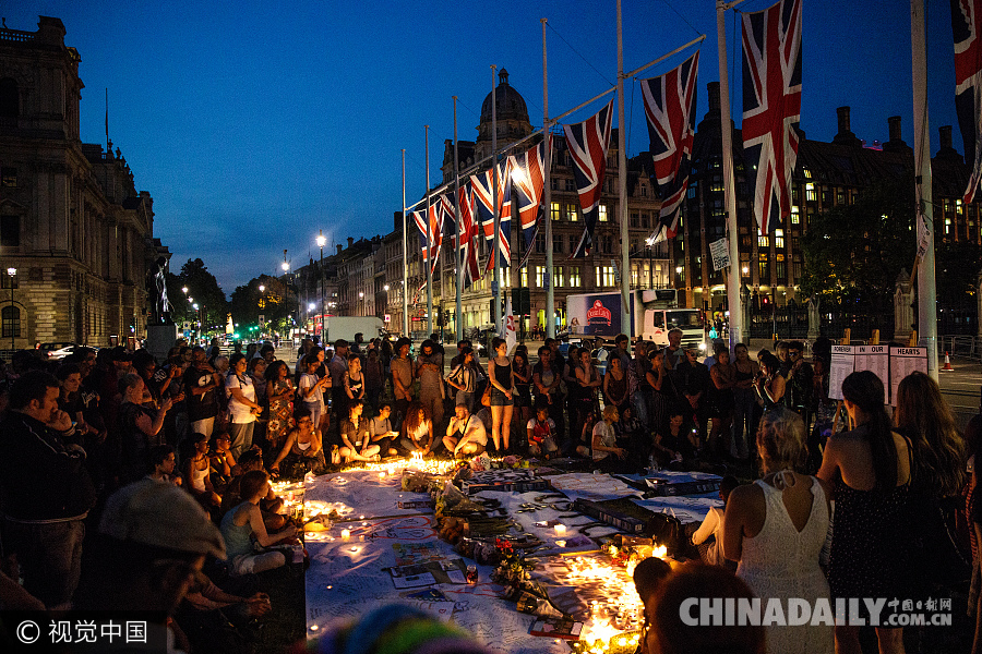 英国民众举行烛光守夜 悼念伦敦公寓大火遇难者