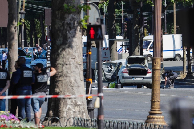 法国巴黎一男子驾车冲撞警车 肇事者曾被列入“恐怖观察名单”